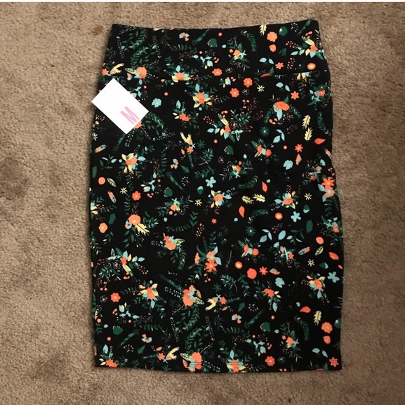 LuLaRoe Dresses & Skirts - NWT Floral LuLaRoe Cassie!!